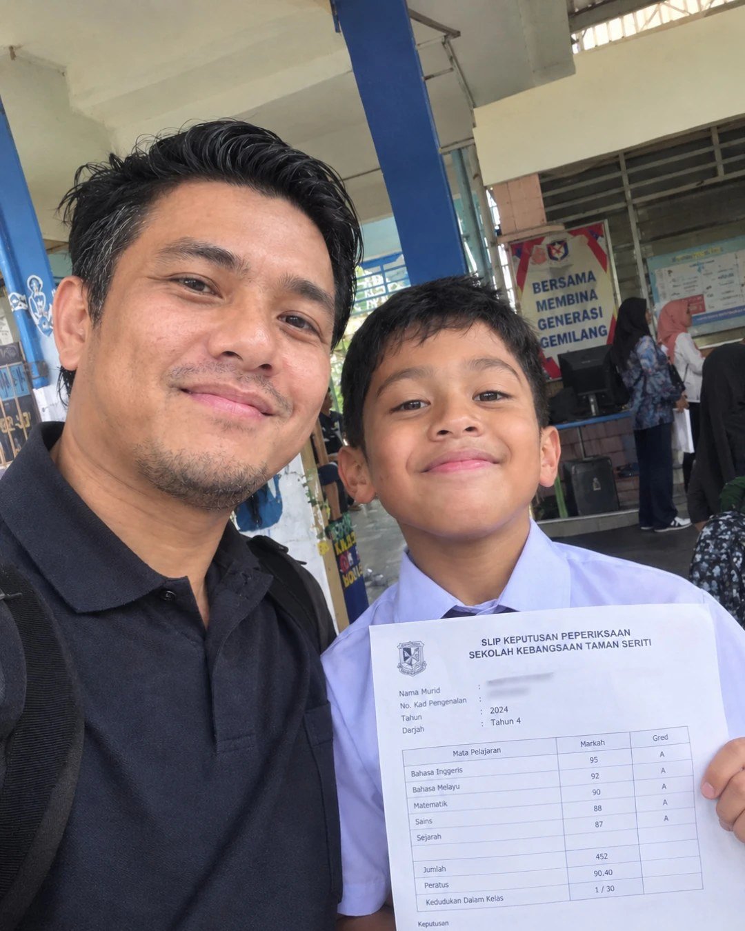 Ayah dan anak menunjukkan slip keputusan peperiksaan